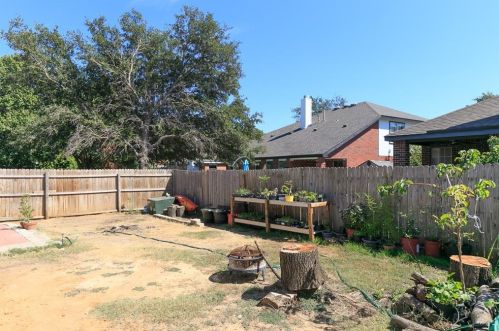 1101 Whistle Stop Dr, Fort Worth TX 76131-4924 exterior