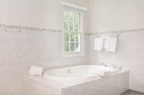 18 Betmarlea Rd, Norwalk CT  06850-2702 exterior