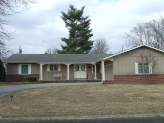 801 Twin Lakes Dr, Pittsburg, KS 66762-6139