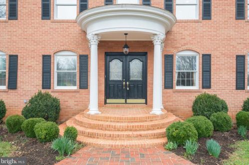 745 Kentland Dr, Great Falls, VA 22066-1014