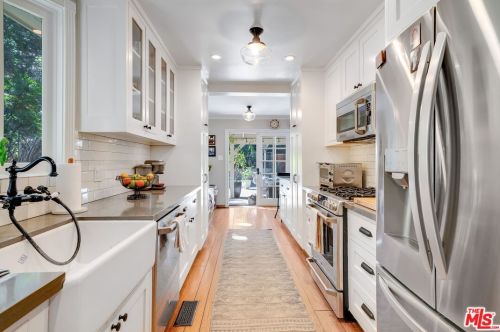 2660 Glenoaks Blvd, Glendale CA  91206-3107 exterior
