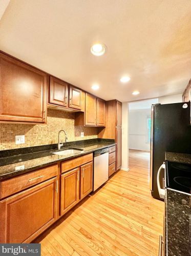 6269 Rathlin Dr, Springfield VA  22152-2170 exterior