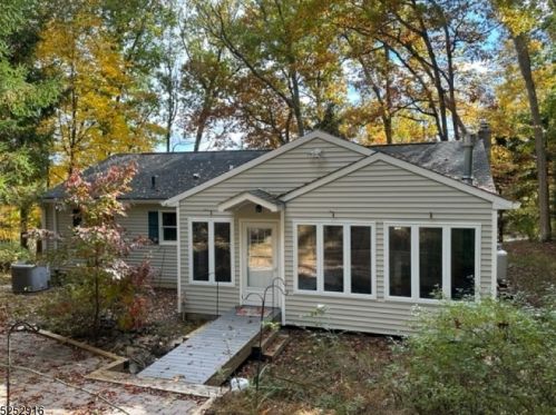 9 Old Bilby Rd, Hackettstown, NJ 07840-4625