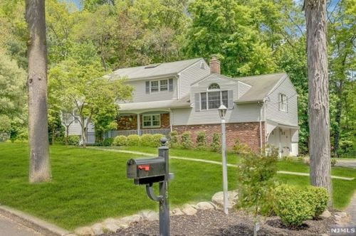 19 Possum Trl, Upper Saddle River, NJ 07458-1825
