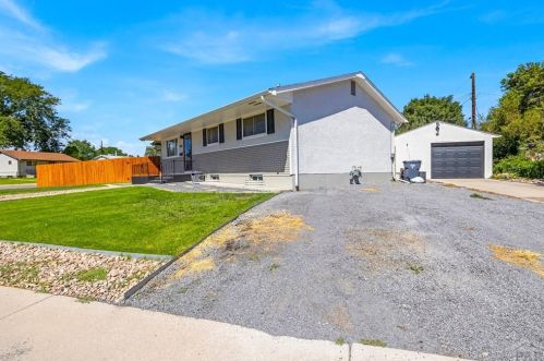 3201 Hollybrook Ln, Pueblo, CO 81005-3201