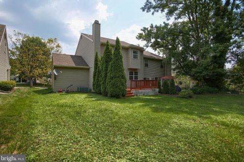 9 Mill Pond Dr, Lancaster PA  17603-7412 exterior