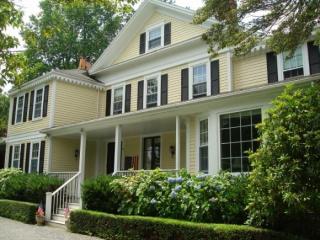 15 Clay St, Middletown, RI 02840-6901