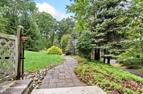8 Andover Mohawk Rd, Andover, NJ 07821-3533