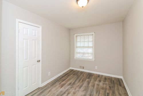 5240 Longmeadow Ln, Atlanta GA  30349-3124 exterior