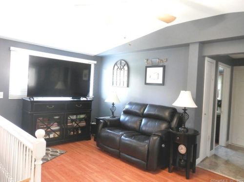 16 Saunders Ln, Waterbury, CT 06712-1325