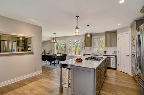 284 Middaugh Rd, Willowbrook IL  60514-1065 exterior