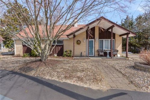 49 Berkshire Dr, Lincoln, RI 02802-1111