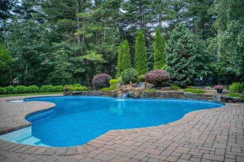 46 Buckingham Dr, Londonderry, NH 03053-2311