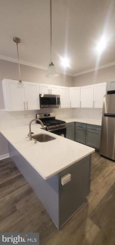 4426 19th St, Philadelphia, PA 19140-1002