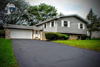 5718 Primrose Ave, Lisle, IL 60532-2744