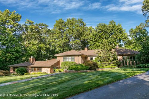 16 Laurel Ct, Middletown, NJ 07748-3326