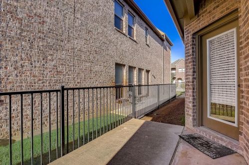 4272 Comanche Dr, Carrollton TX 75010-3300 exterior