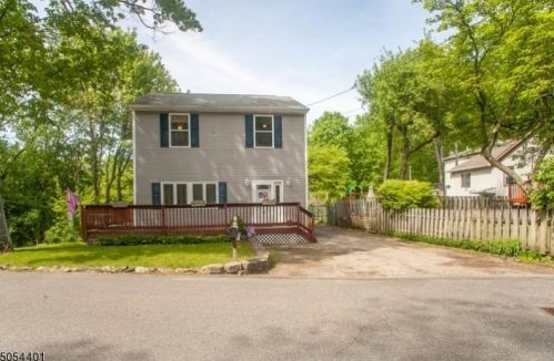 1 Vassar Trl, Hopatcong, NJ 07843-1120