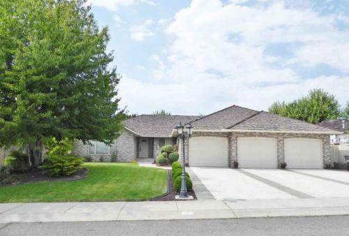 210 70th Ave, Yakima, WA 98908-1679
