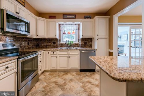 303 Devon Dr, Lancaster PA  17603-4609 exterior