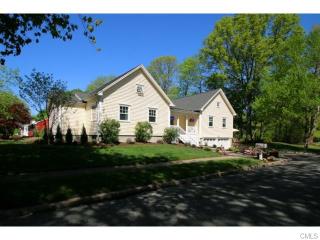 150 Robert Ln, Fairfield, CT 06824-2920