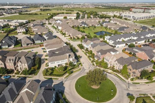 2253 Longwood Dr, Carrollton TX 75010-4912 exterior