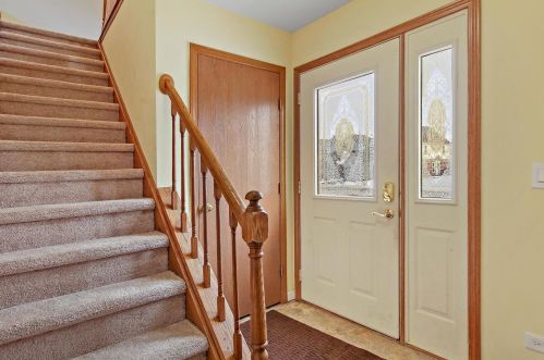 261 University Ln, Elk Grove Vlg, IL 60007-2790