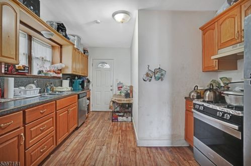 220 2nd Ave, Manville, NJ 08835-1308