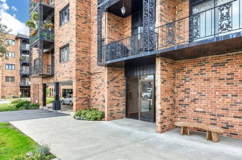 9355 Landings Ln, Des Plaines, IL 60016-5261