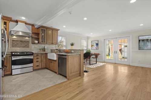 6 Lyon Ave, Greenwich CT  06830-6206 exterior