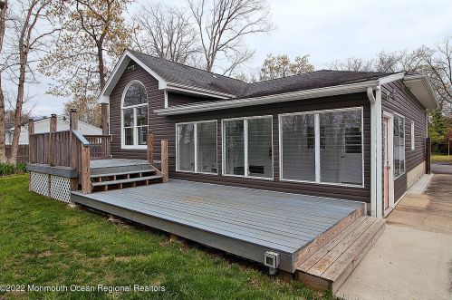 909 Chelsea St, Lacey, NJ 08731-1131