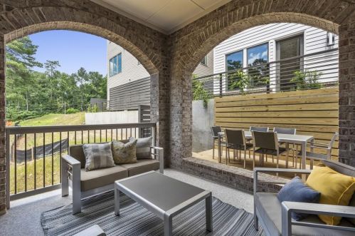 4007 Haverhill Dr, Atlanta GA  30342-3881 exterior