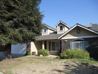 25 Decatur Ave, Clovis, CA 93611-7052