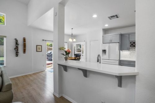 812 Daybreak Pl, Vista CA  92084-3347 exterior