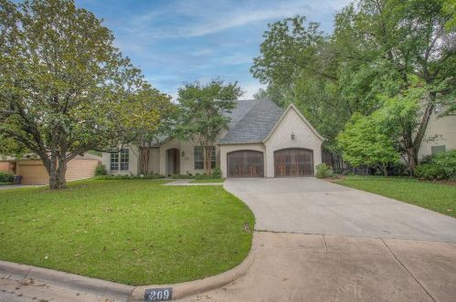 209 Lindenwood Dr, Fort Worth, TX 76107-1133