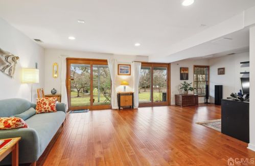 62 Springwood Ct, Princeton NJ  08540-9404 exterior