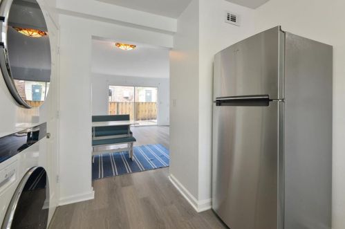 5550 Kingsport Dr, Atlanta GA  30342-1043 exterior