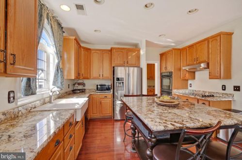 19137 Potomac Crest Dr, Triangle, VA 22172-2329