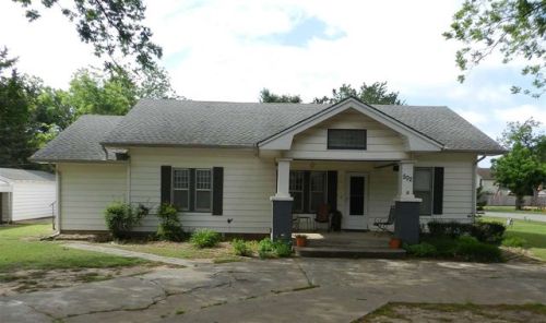 502 1st St, Hennessey, OK 73742-1604
