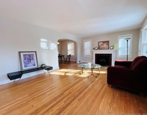 32 Lenox Ave, Milford, CT 06460-5041
