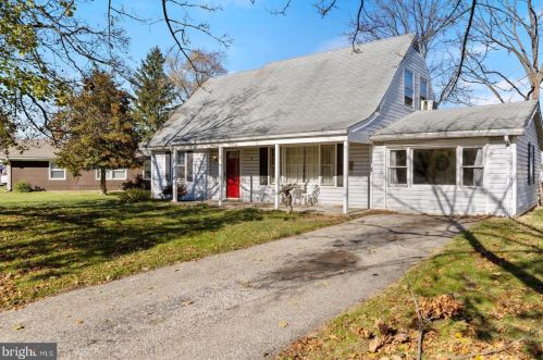 7 Holiday Ln, Willingboro, NJ 08046-1813