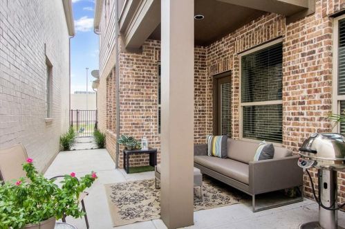 2240 Longwood Dr, Carrollton TX 75010-4911 exterior