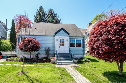 59 Grove St, Huntington, CT 06484-4105