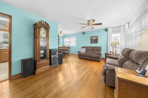 915 Owen St, Mount Prospect, IL 60056-4341