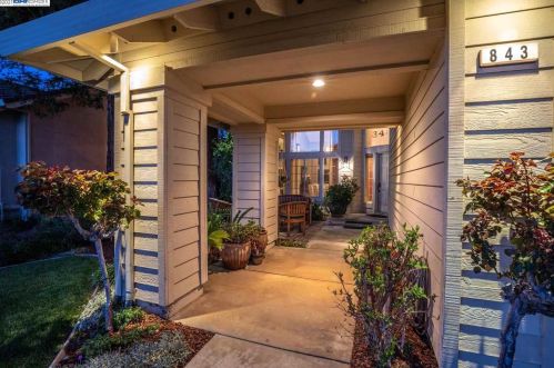 843 Lucerne St, Livermore, CA 94551-2555