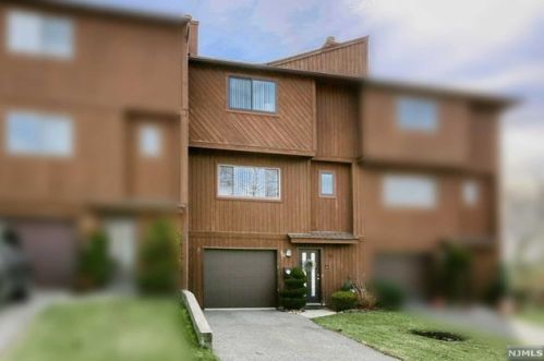 16 Alana Dr, Paterson NJ  07506-3444 exterior