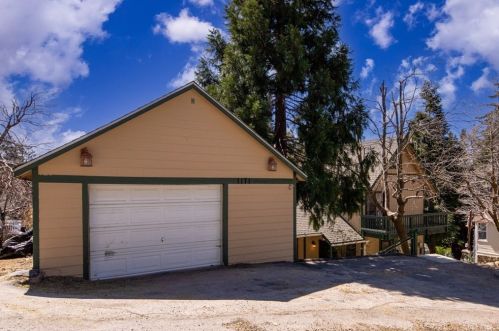 1171 Bear Springs Rd, Rimforest, CA