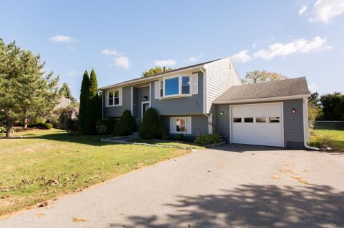 91 Oak Forest Dr, Middletown, RI 02842-4649