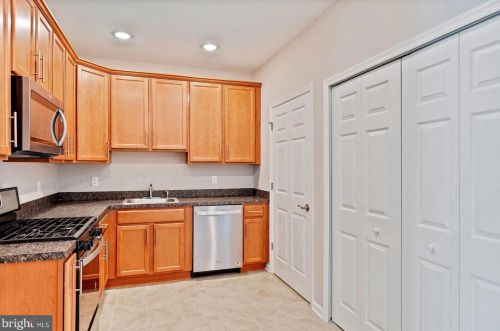 944 Halifax Pl, Trenton NJ  08619-2070 exterior