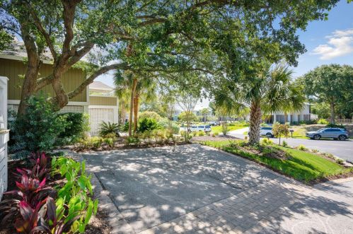 8 Ocean Park Ct, Isle Of Palms SC  29451-2244 exterior